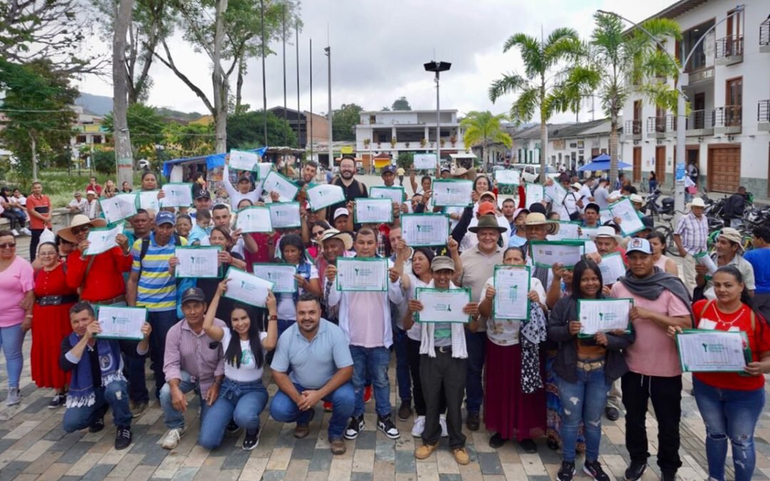 102 familias campesinas de Amalfi reciben títulos de 1.858 hectáreas de tierra