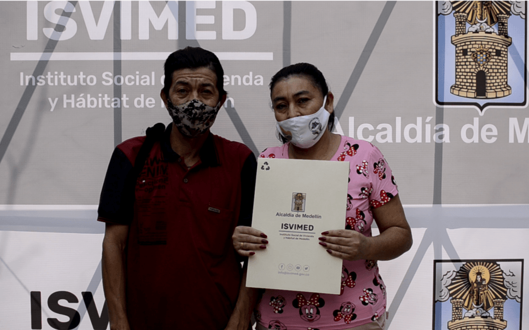 199 familias vulnerables de Medellín recibieron títulos de sus viviendas