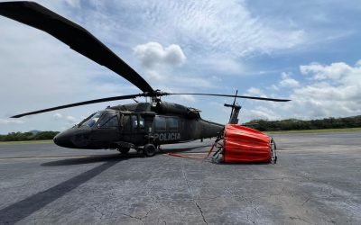 Los helicópteros que pasaron de aspersores de glifosato a contener incendios