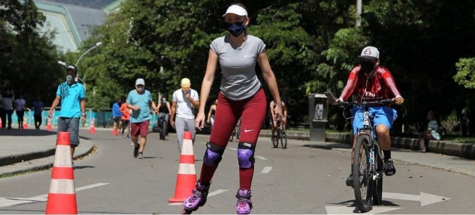 Reactivan espacios de ciclovías y piscinas públicas de Medellín