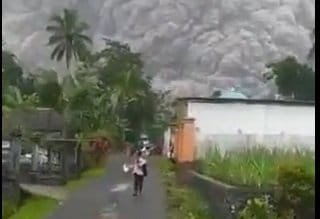 Volcán en Indonesia genera muerte y daños