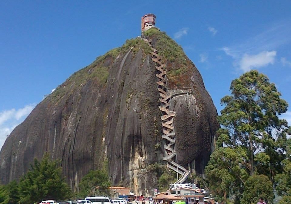 Prohíben ingreso de turistas a famosa piedra de El Peñol