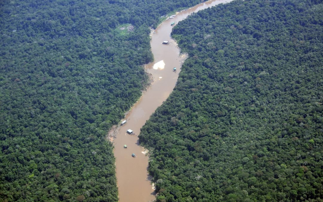 Lanzan operación binacional contra la minería ilegal en la Amazonía