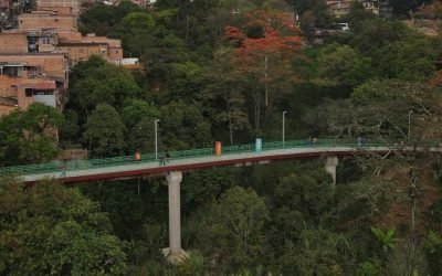 Más de 2.000 personas se benefician con puente peatonal en Manrique