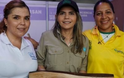 Dan segunda vida a los trozos de madera que arrastra el mar