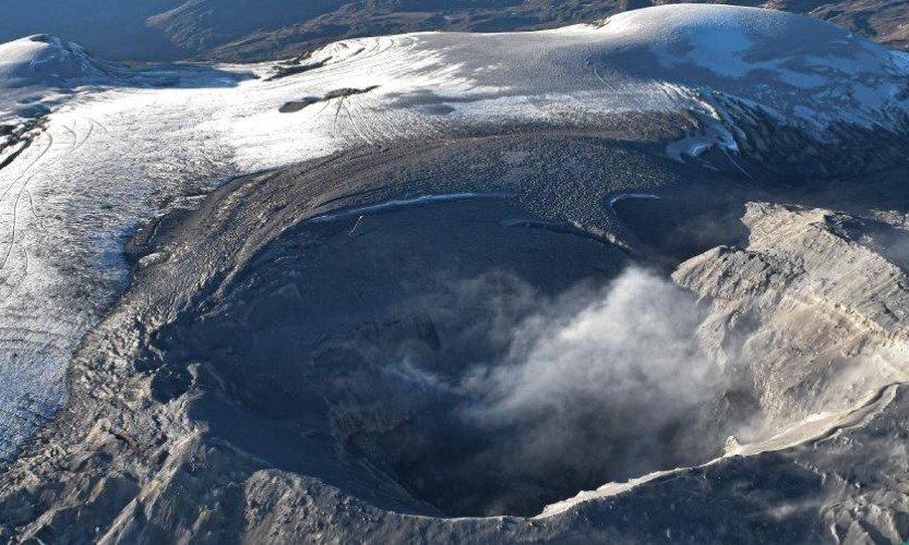 Urgen acelerar evacuación de 2.500 familias cercanas al volcán Nevado del Ruiz