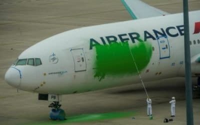 Greenpeace pintó de verde un avión de Air France exigiendo menos vuelos