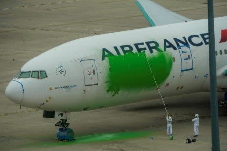 Greenpeace pintó de verde un avión de Air France exigiendo menos vuelos