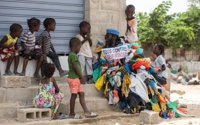 El senegalés que viste con plásticos para sensibilizar contra la contaminación