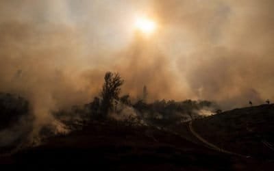 Alerta por gigante incendio cerca a Los Ángeles