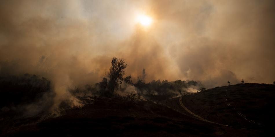 Alerta por gigante incendio cerca a Los Ángeles
