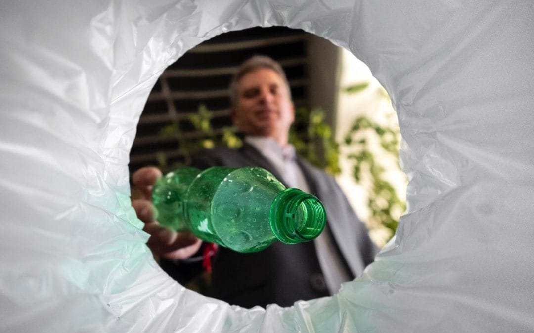 Colombia aspira a que en 2030 el 100 % de los plásticos de un solo uso del mercado sean reutilizables o compostables