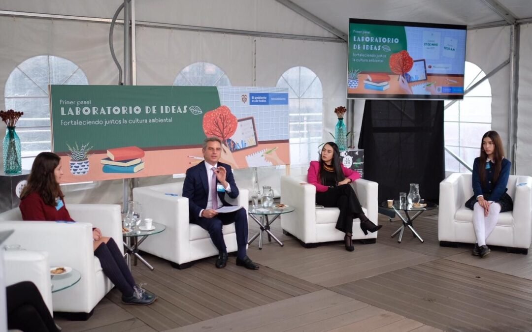 Ministro Correa conversó con jóvenes sobre cómo sería la Escuela Nacional de Educación Ambiental