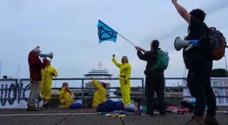 Extinction Rebellion bloquea llegada de crucero a Ámsterdam en protesta contra la contaminación