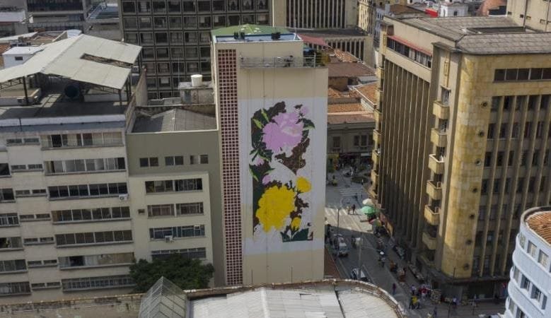 Cuatro murales y tres esculturas de Medellín se llenaron de flores