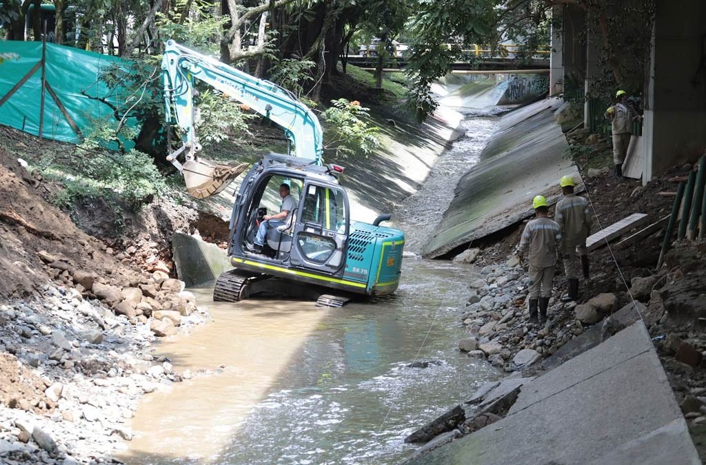 Con intervenciones en quebradas, Medellín reduce riesgos de emergencias