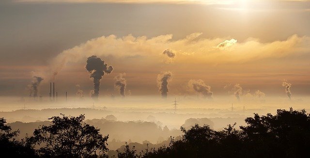 Contaminación aumentaría riesgo de contraer COVID-19