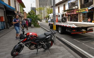 Ciudadanos podrán alertar sobre vehículos mal parqueados en Medellín