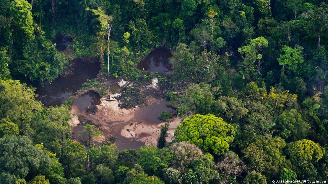 El mercurio que arroja la minería ilegal causa un desastre ambiental en la Amazonía