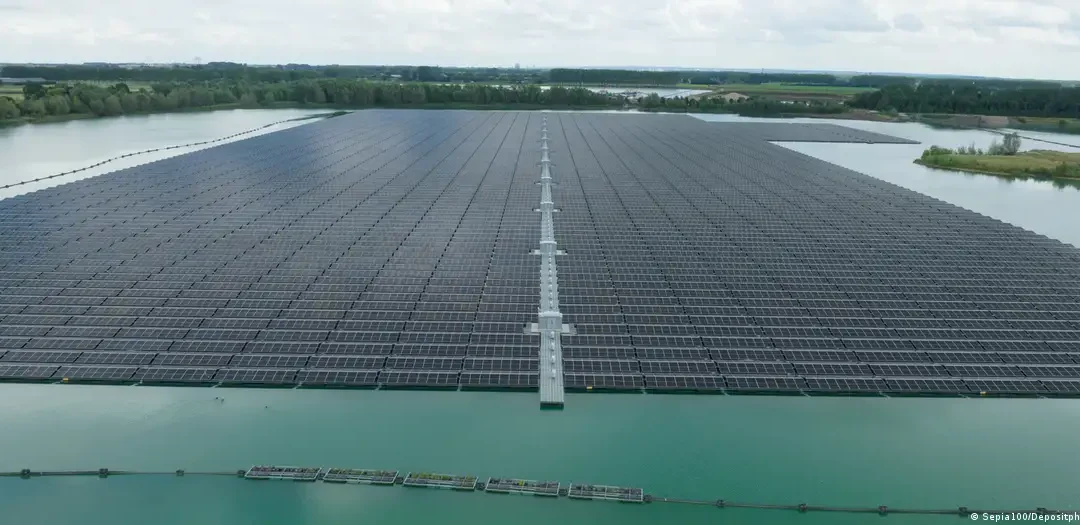 China logra que paneles para generar energía solar funcionen a 10 metros bajo el agua