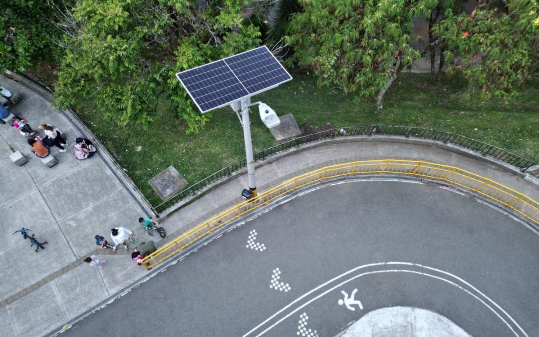 El Distrito de Medellín ilumina un parque con energía renovable de paneles solares