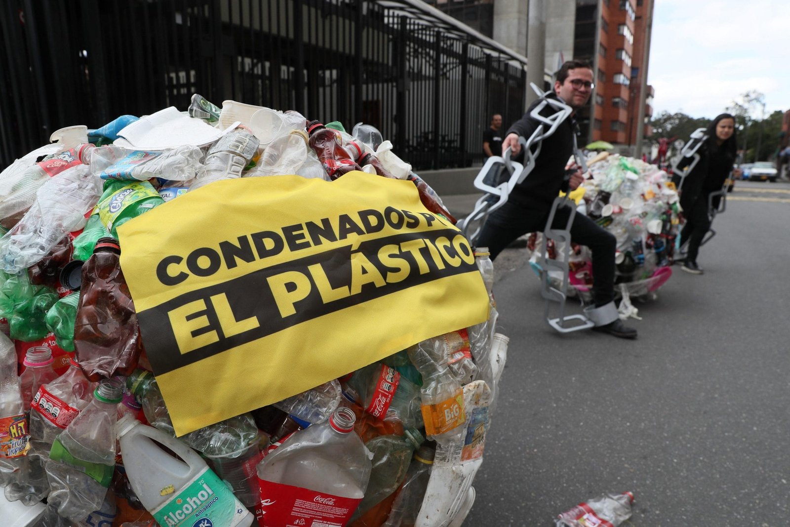 Protesta contra uso de plásticos