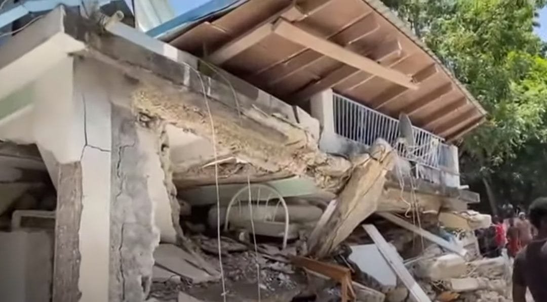 Más de 300 muertos deja terremoto en Haití