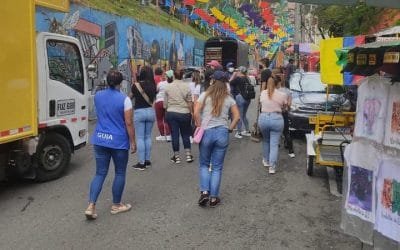 En la comuna 13 de Medellín se capacitan como guías turísticos