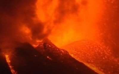 5.000 evacuados tras erupción de volcán en España